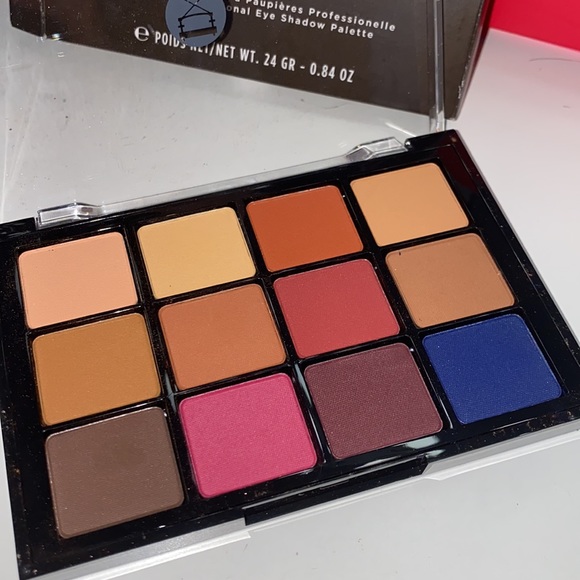 Eyeshadow palette - Picture 2 of 3